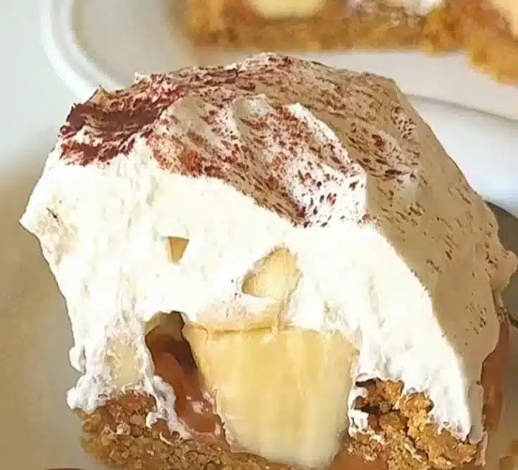 No-Bake Toffee Caramel Banana Pie 🍌🥧 8 No-Bake Toffee Caramel Banana Pie topped with bananas and toffee drizzle